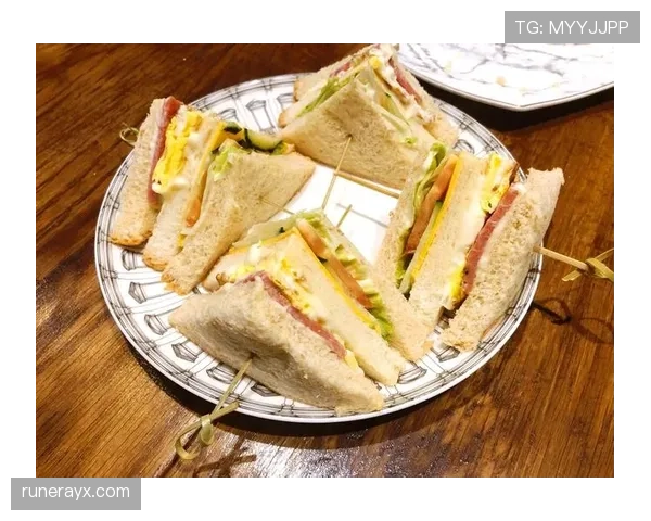 德约穿得像个老板，训练场外倒像街头咖啡店的常客？